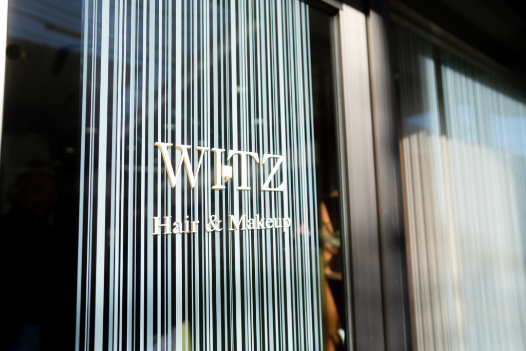 WITZ Hair & Makeup（ウィッツヘアーアンドメイクアップ）と書かれたお店の窓、外からの様子