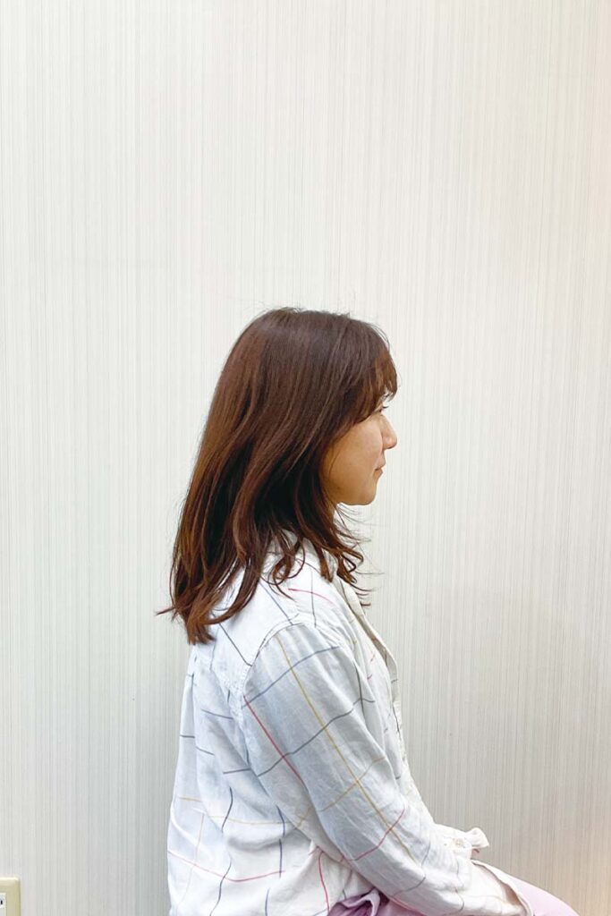 横向きのロングヘアーの女性