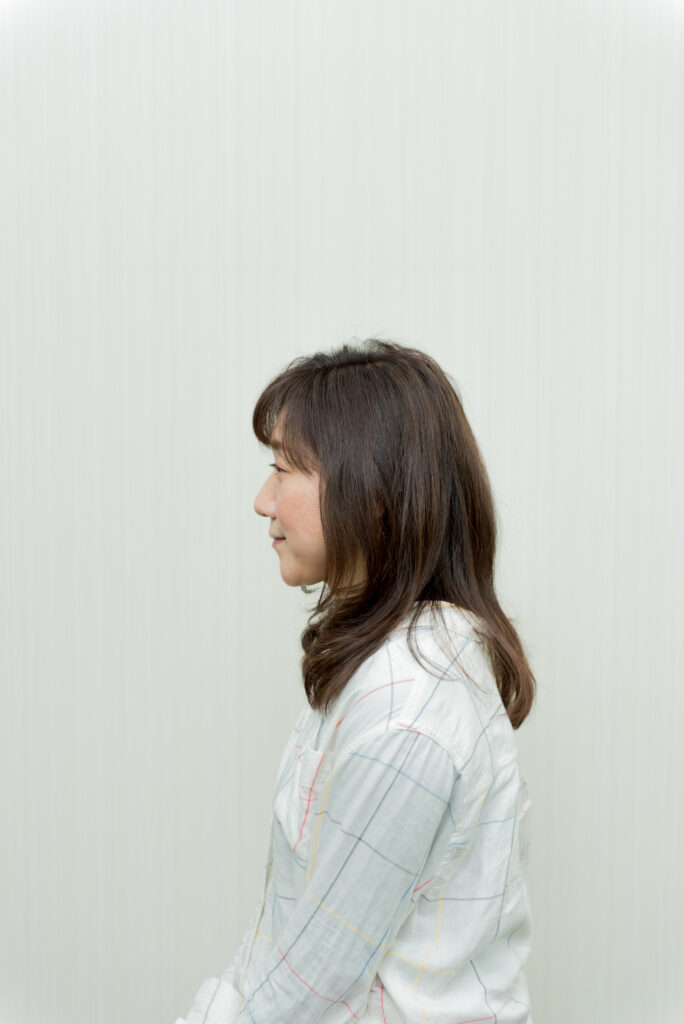 横向きのロングヘアーの女性